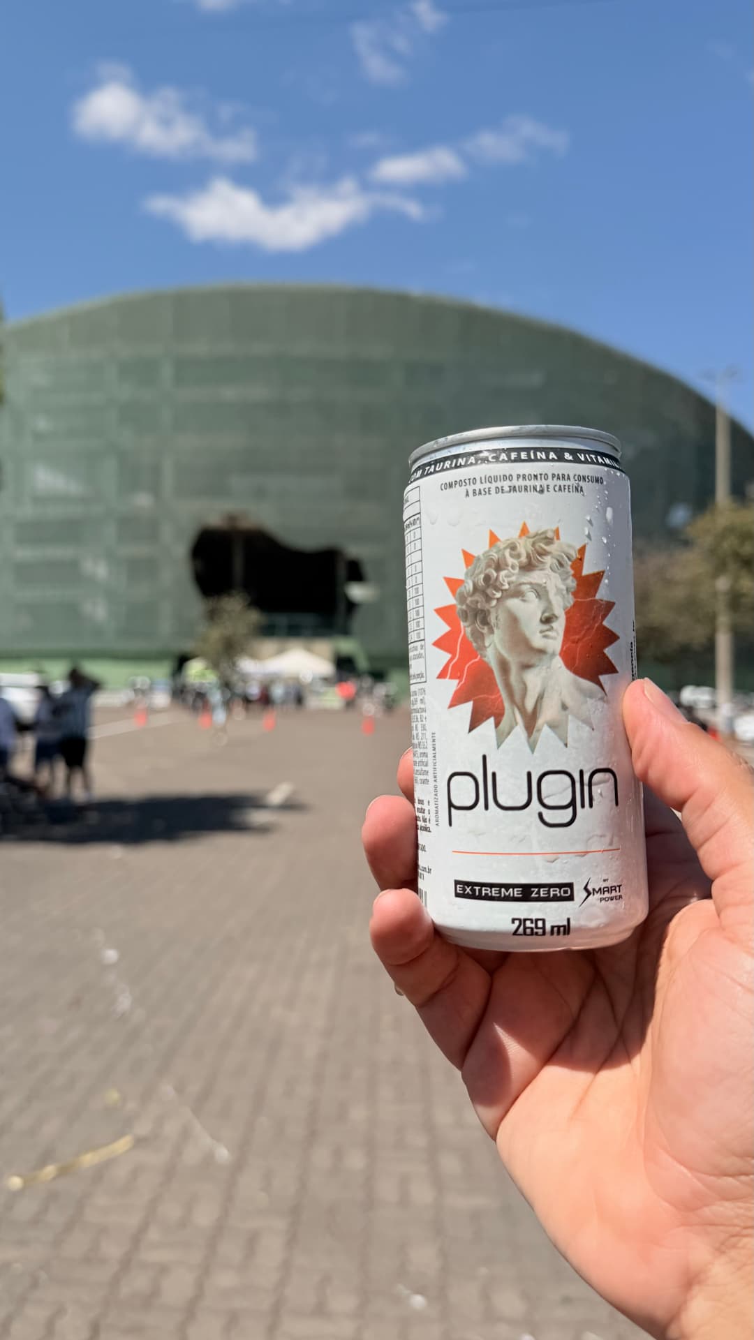 Lata da Plugin Energy Drink em frente à arena